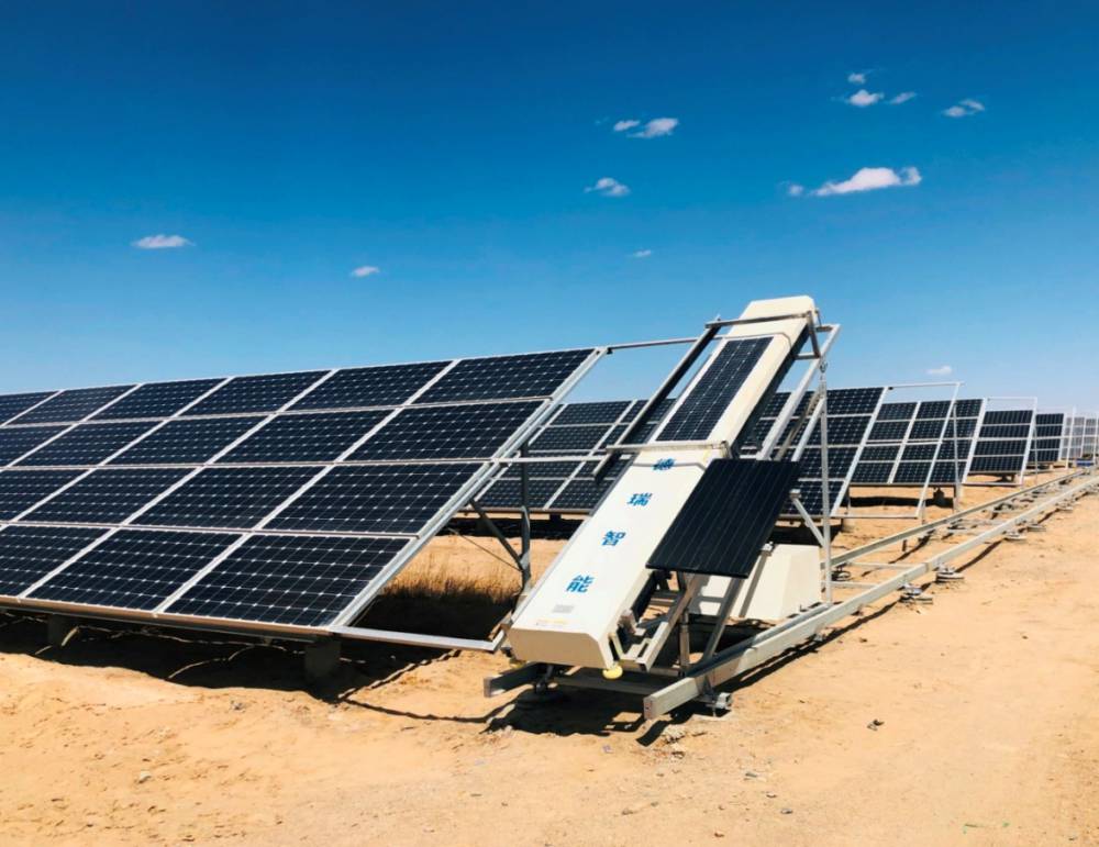 换行清扫的光伏清洁机器人一台清扫多行光伏面板