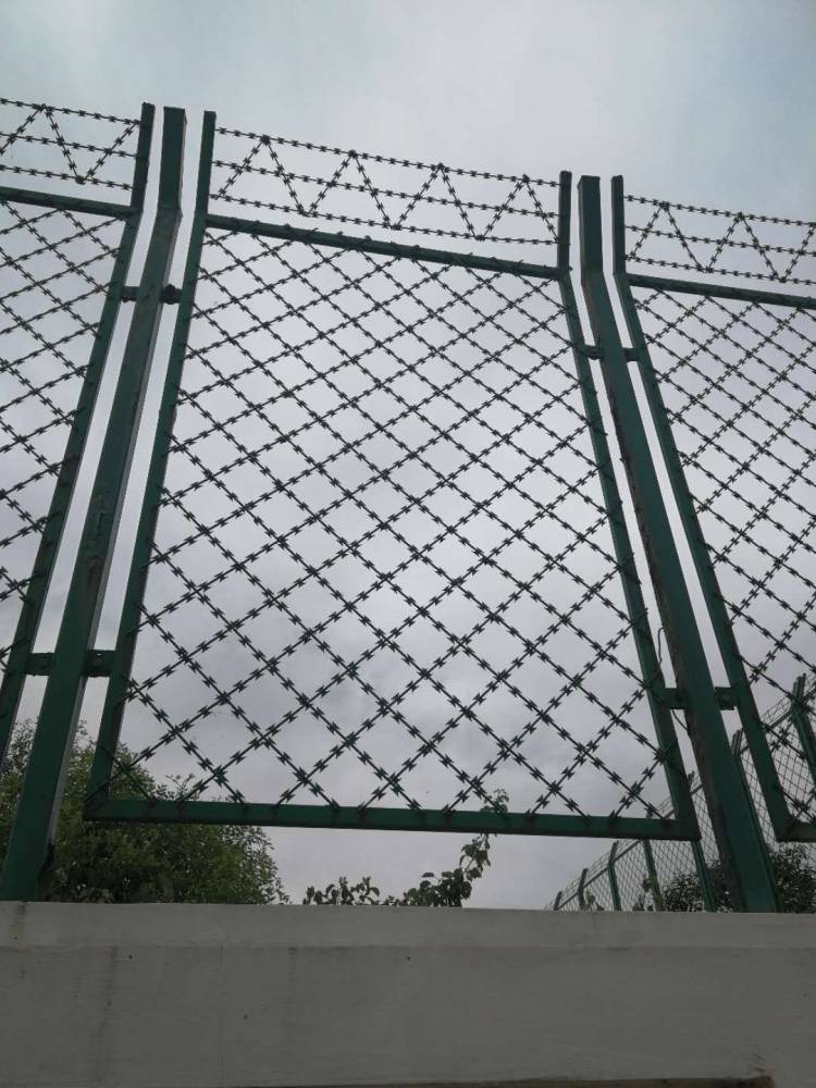 监狱围墙隔离网钢网墙用于防攀爬加高