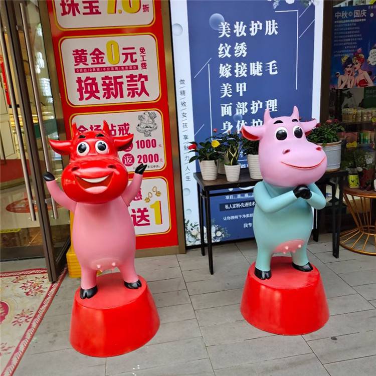 玻璃钢卡通动物雕塑商场新年美陈广州卡通奶牛雕塑