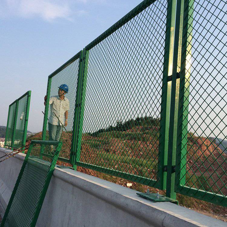艾瑞钢板网防抛网道路防护栅栏施工高速公路护栏网安装方案