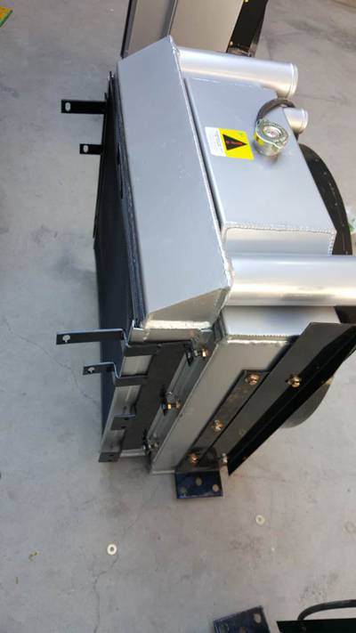 弗雷森804拖拉机水箱图片-金宇水箱带您发家致富