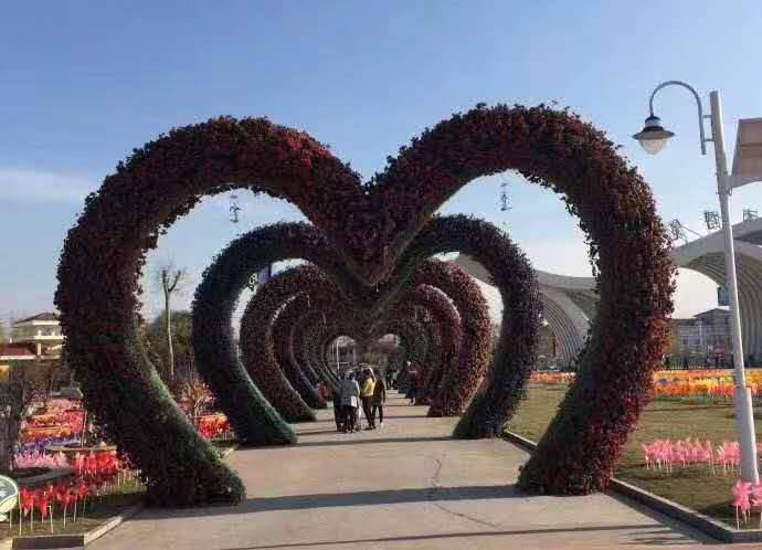 爱心拱门适合广场景区道路湖北宜昌仿真绿雕生产孔雀、凤凰造型