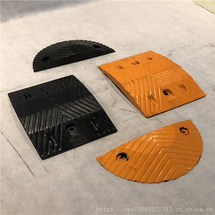 交通设施厂家直销橡胶减速板 优质橡胶减速坡