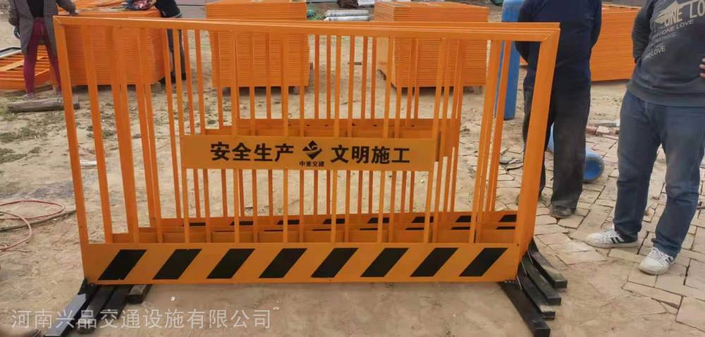 郑州施工电梯门厂家定型化防护栏配电箱围栏井口防护栏现货