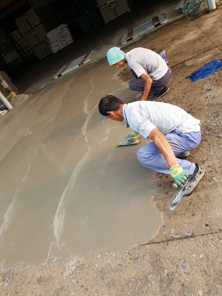 混凝土路面起砂起皮漏石子裂縫怎麼辦呀山東特固路面修補料來幫你