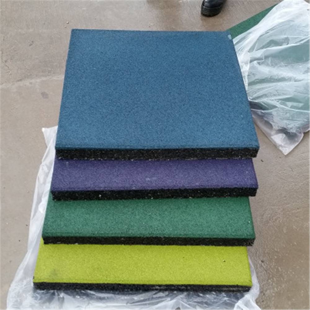 山东泰安橡胶地垫厂家表示由于橡胶地垫是采用橡胶原料制成的产品