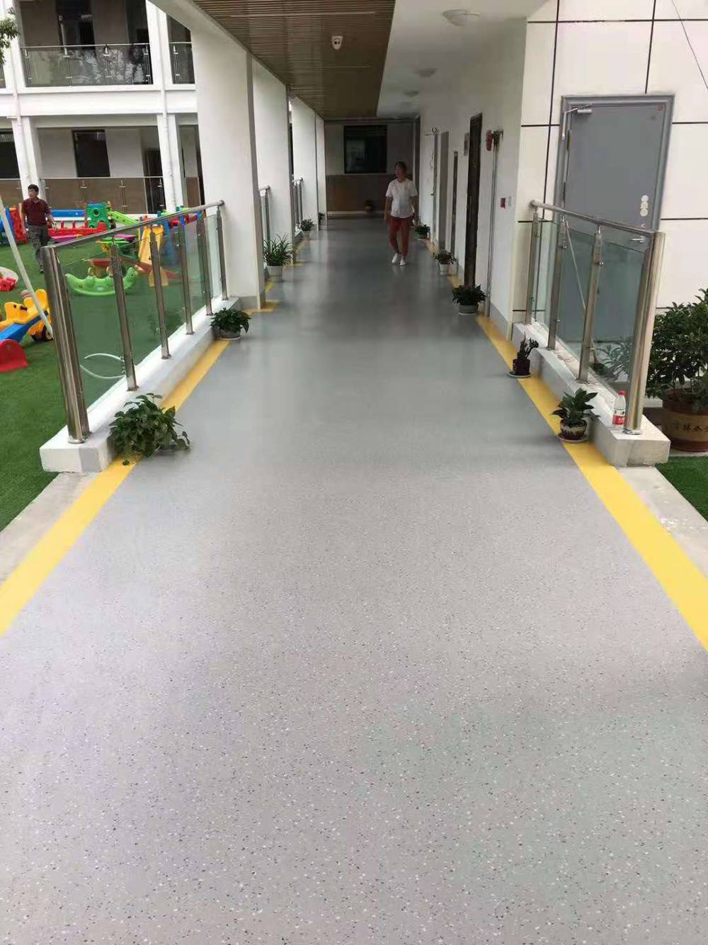 泰安肥城塑胶地板厂家供应环保地板施工