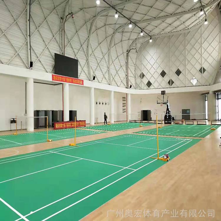 活动羽毛球塑胶地板，跟上级申请建活动中心场地羽毛球场地