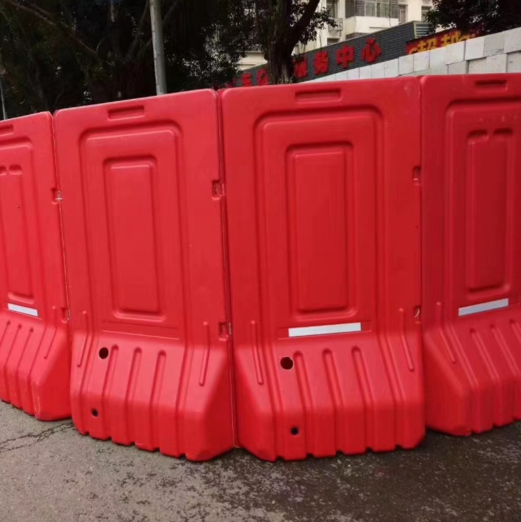 道路防撞红色PE塑料水马围挡 马路分隔门板式注水路障移动墩