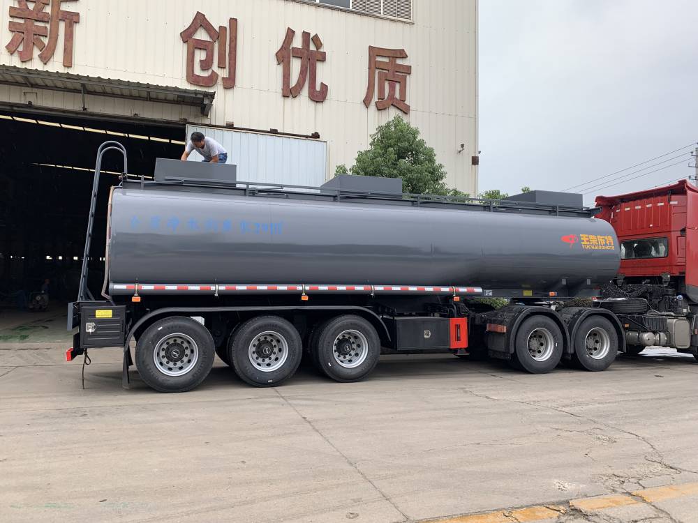 防腐罐车29立方减水剂罐车内衬PE罐式运输车工厂定制