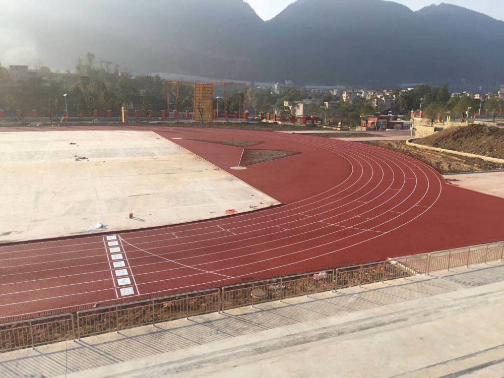 深圳宝安区石岩体育运动场学校塑胶跑道7000方翻新工程进行中
