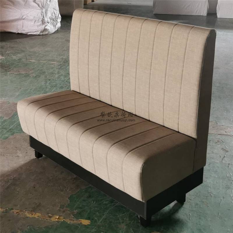 卡座沙发的款式可以设计成双面坐人的,双面卡座沙发的价格为单面的1