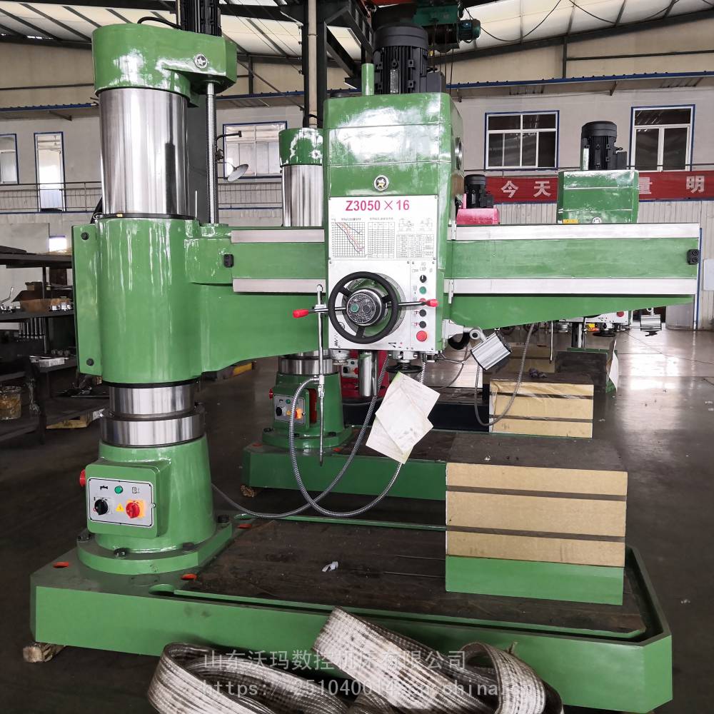 液压50摇臂钻床的缺点是:由于结合面比较多,故机床刚性较差.