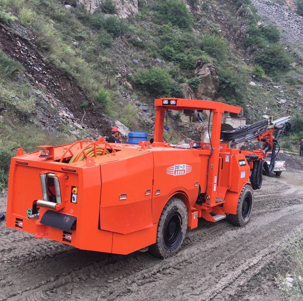 鑫通单臂凿岩台车dw131在重庆某采石场项目中的应用