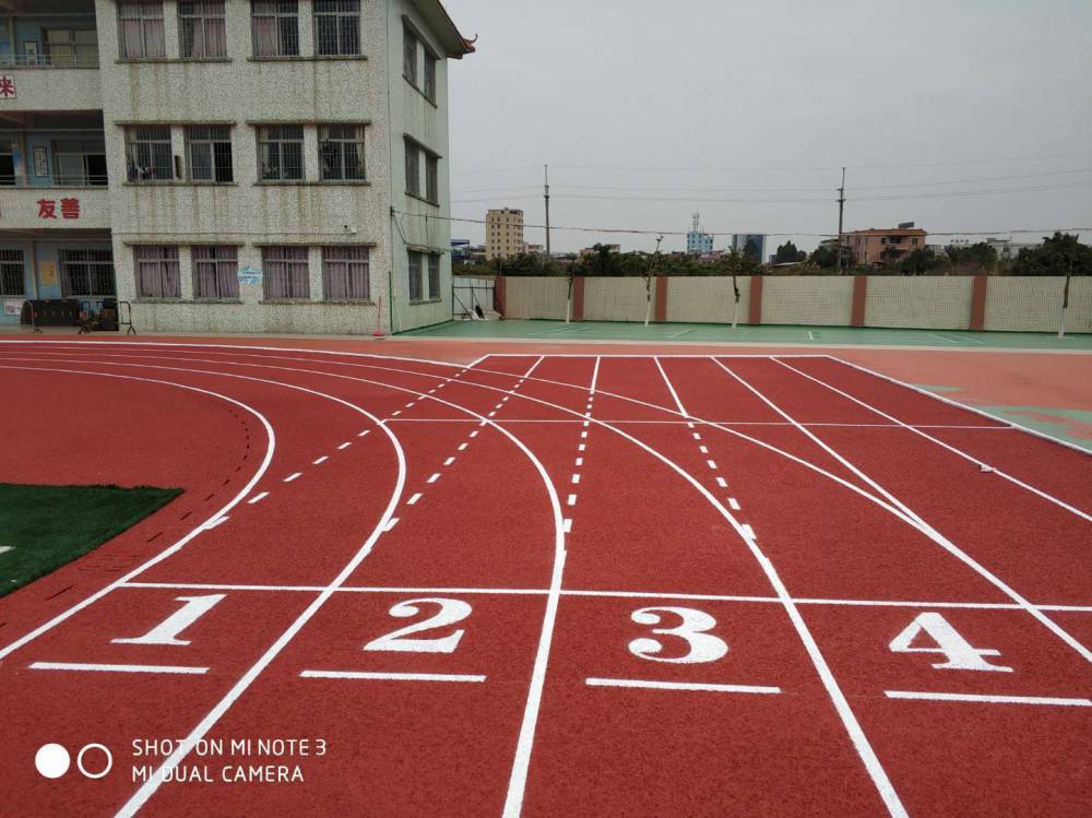 奥宏体育讲述透气型学校塑胶跑道有哪些优势特点