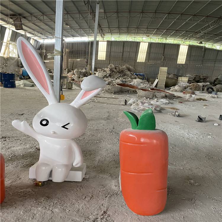 小兔雕塑广州玻璃钢兔子吃萝卜雕塑造型公园景观摆件