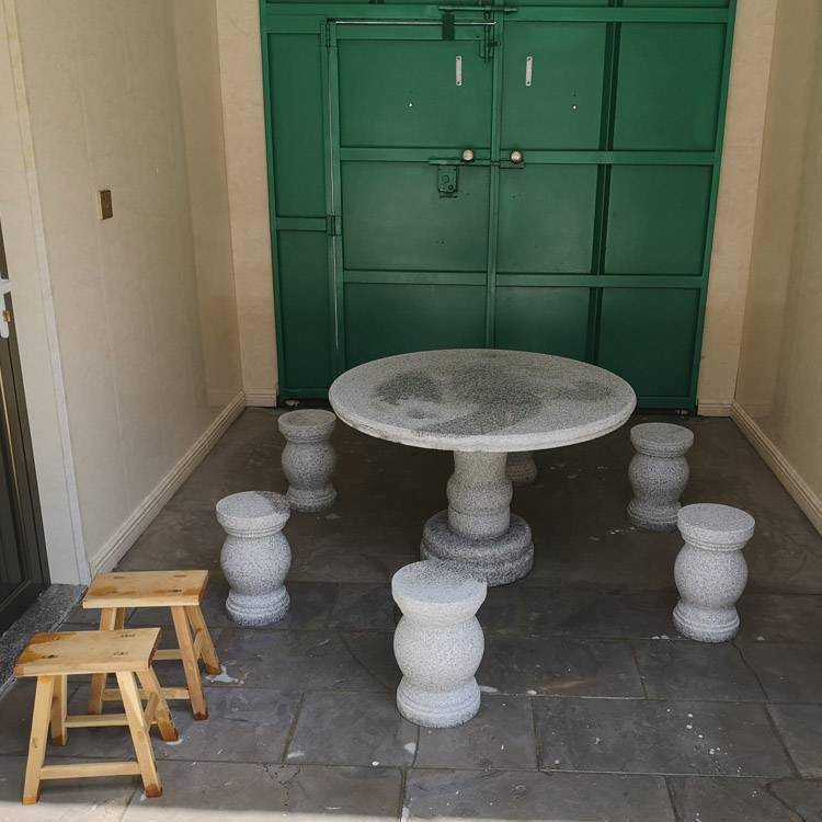 长沙市有户外圆形石桌石凳私人别墅石材圆桌配套4个石凳厂家批发