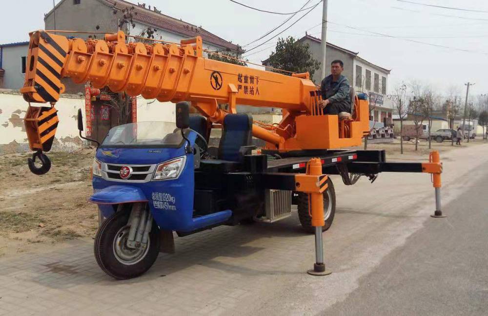 海重三輪車改裝小吊車自備三輪吊三輪平板吊車廠家