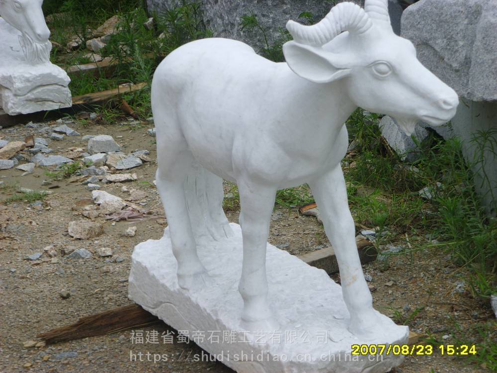 厂家直销晚霞红石雕山羊 石头雕刻小羊雕塑 园林景观石雕羊