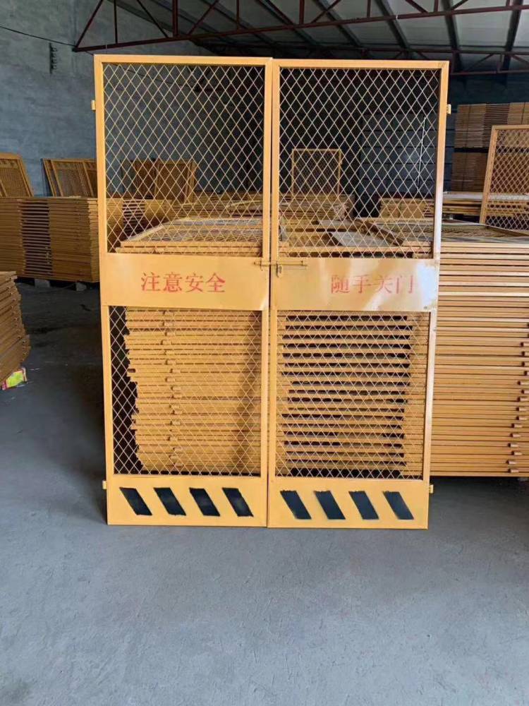 供应工地施工临边护栏施工电梯安全门黑黄喷漆基坑护栏网