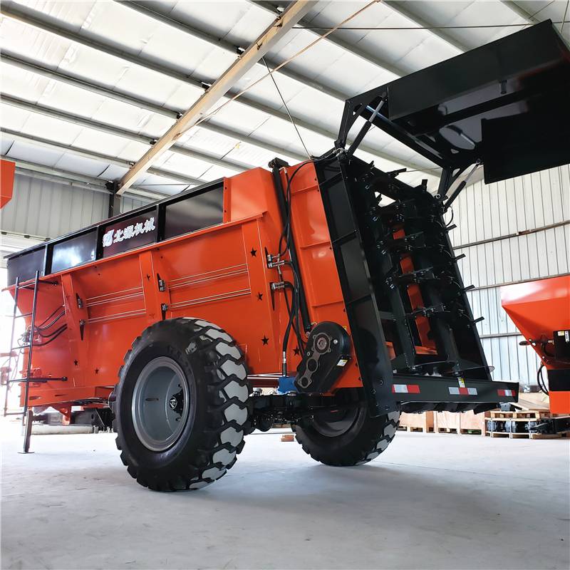 10方双绞龙大型撒粪车拖拉机牵引式干湿粪肥撒粪机在大田里运作的黏湿粪肥散粪车