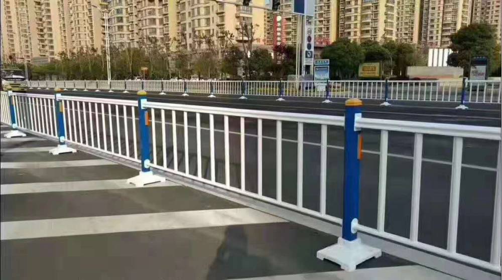 道路隔离栅栏网,路中间隔离栏,路边隔离栏杆厂家