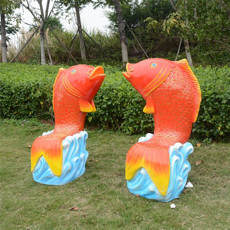茂名公园草坪小鲤鱼雕塑卡通鱼雕塑造型户外小品