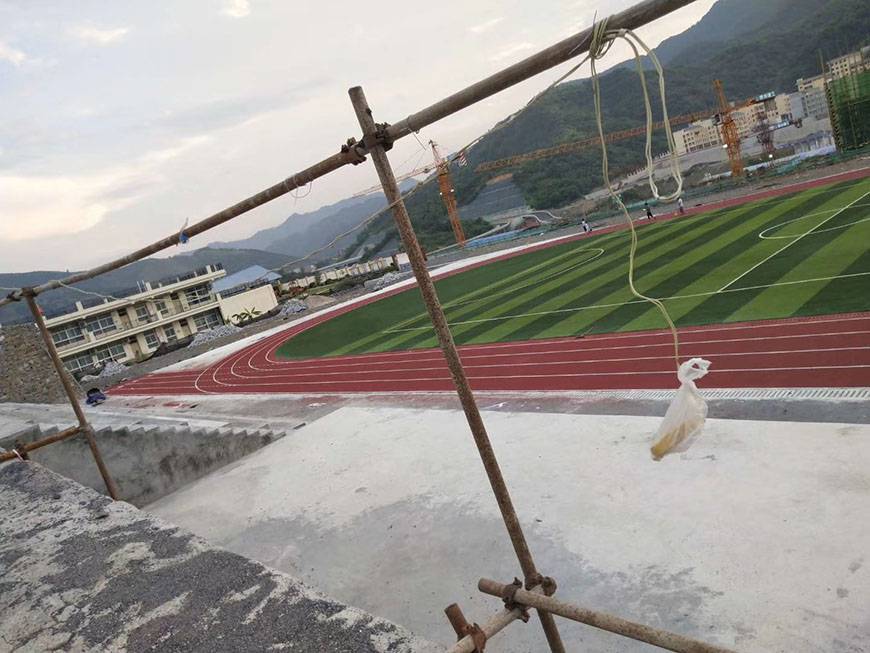 学校塑胶跑道多少钱一平方 学校塑胶跑道施工多少钱一平方