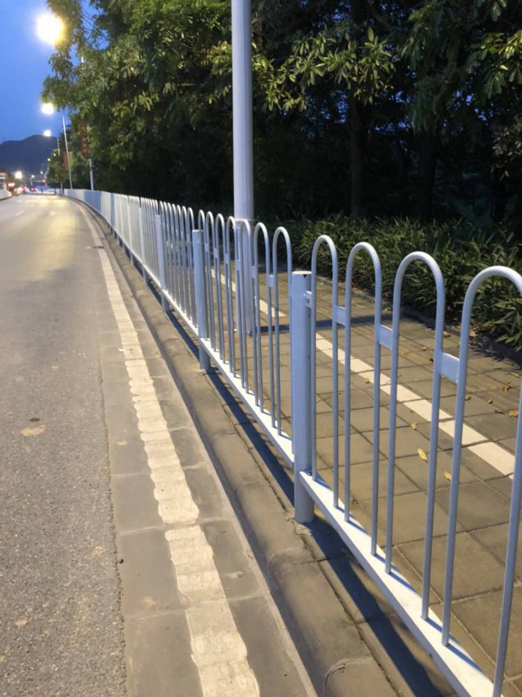 广东本地实心港式护栏厂家光明区人行道灰色圆管铁护栏路中防护栏