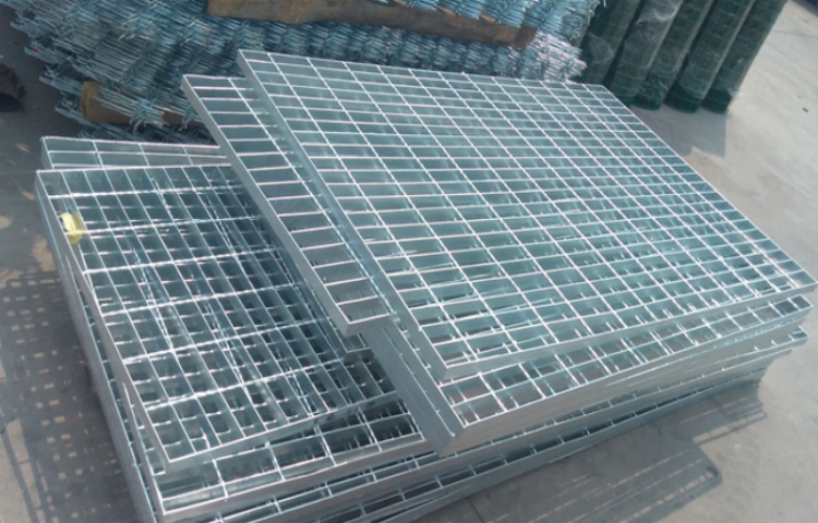 建筑工程室外钢梯台阶防滑脚踏板钢结构平台搭建异型网格板迅鹰