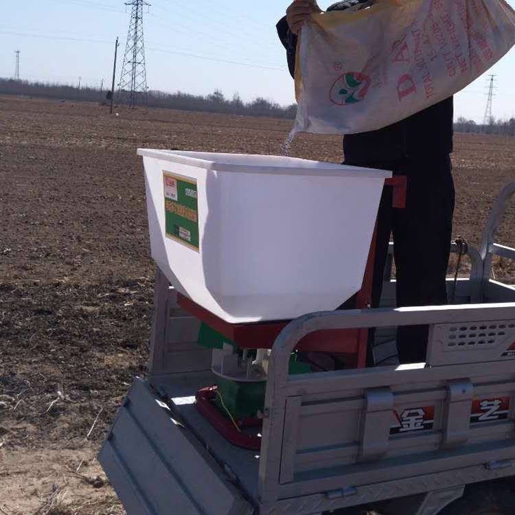 拖拉机前置电动撒肥机 抛撒式高效施肥器 三轮车后挂式农用化肥