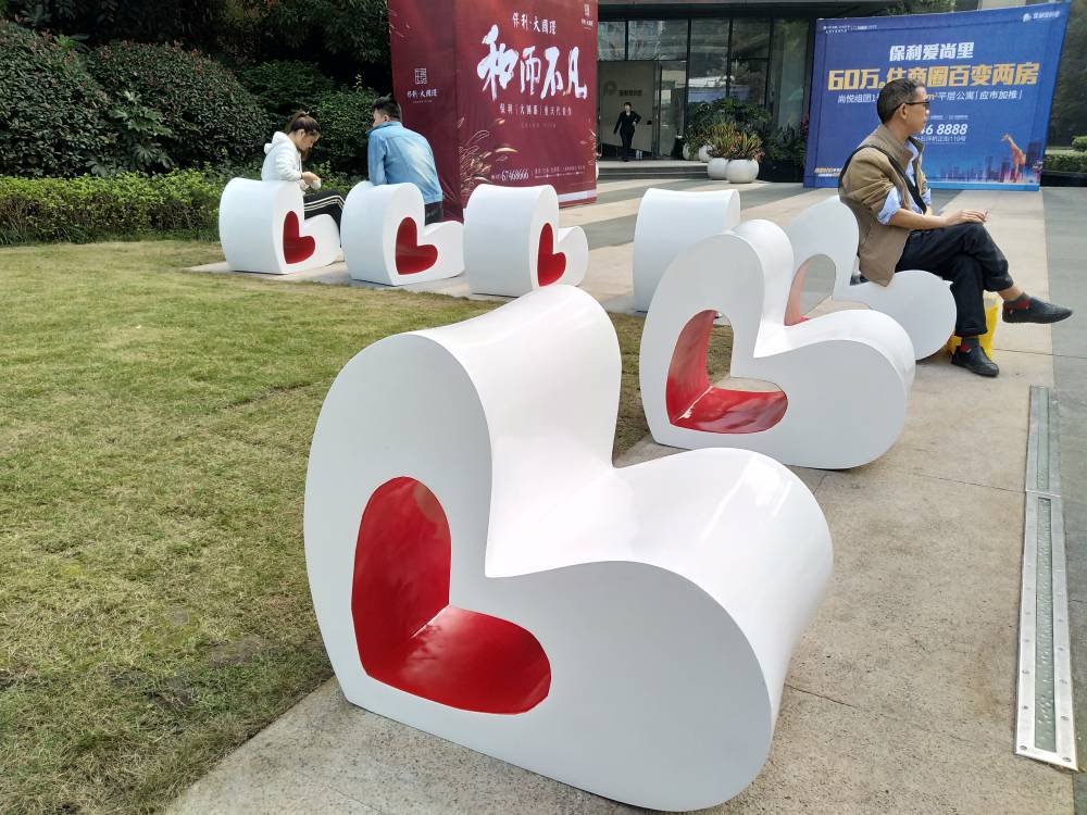 重庆玻璃钢雕塑坐凳心形造型雕塑