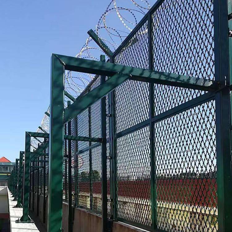 监狱护栏刀片刺绳防攀爬巡逻哨所带刺围栏网边境看守所隔离防护网