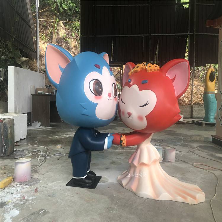 玻璃钢婚庆场景雕塑猫狸拥抱雕塑
