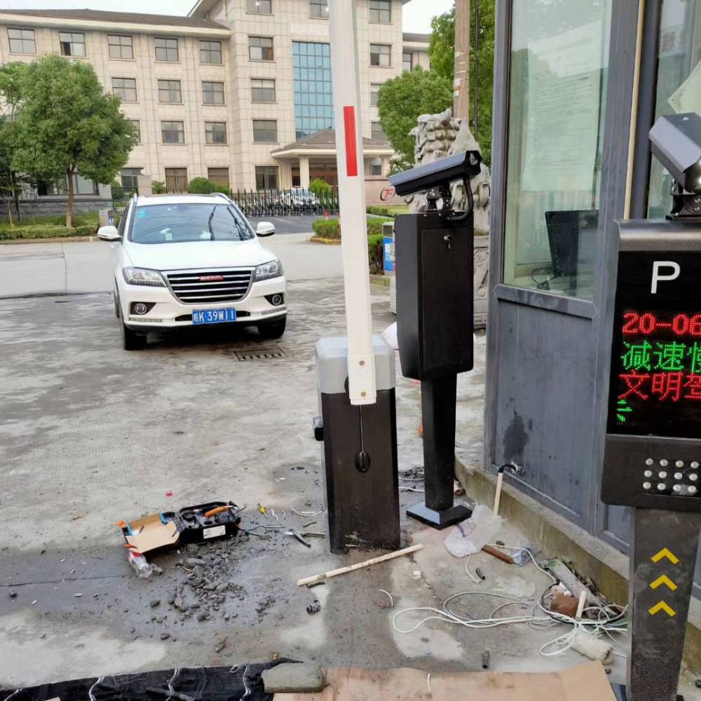 惠州博罗 栅栏道闸一体机停车场收费系统自动车牌识别电动升降栏杆起落杆 安装