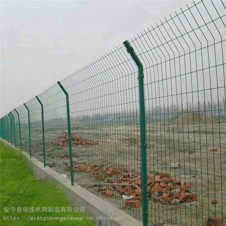 强盛折弯护栏网高速公路护栏网现货供应