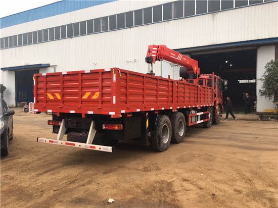 【解放牵引头30吨随车吊多少钱图片】解放