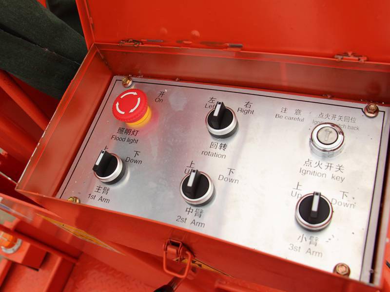 高空作业车工作斗内的电控盒(转台处具有优先控制权)