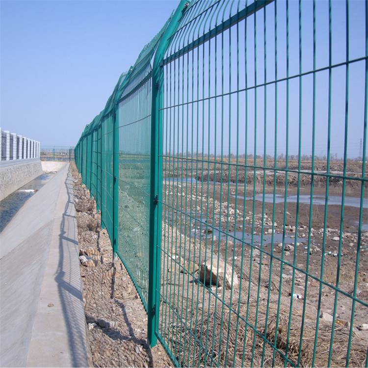 公路铁路围网高速公路护栏网浸塑铁丝护栏网