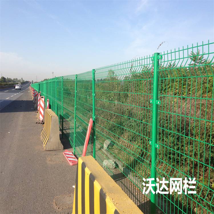 桃型柱护栏网三角折弯围栏网圈地隔离网道路市政防护网铁丝网护网