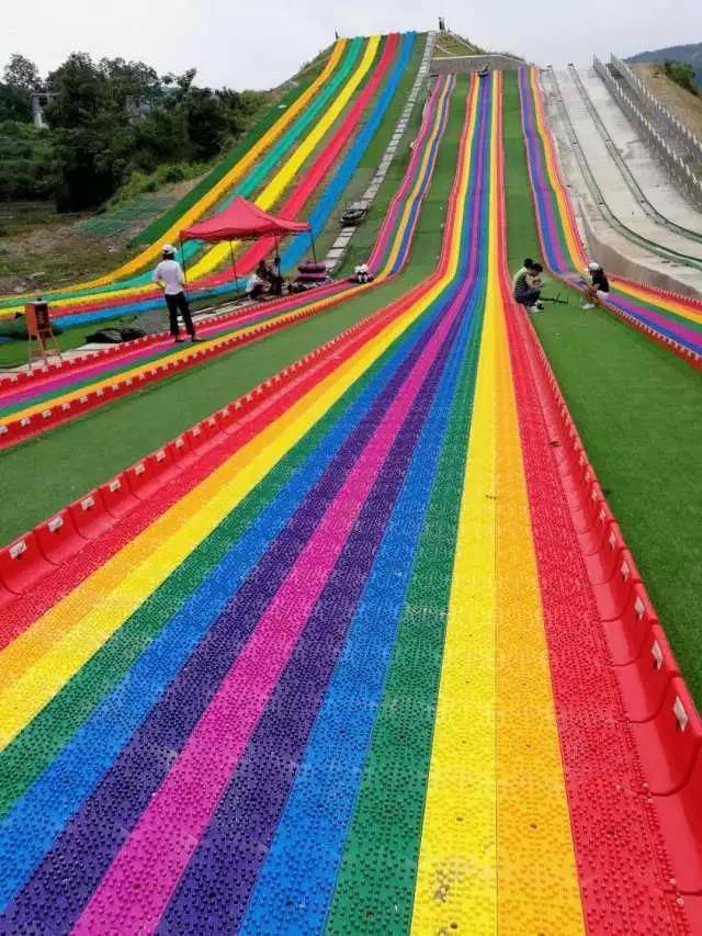 心灵相犀一点通滑草场地建设七彩旱雪滑道 滑