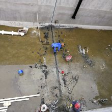 青岛市污水厂生化池施工缝补漏维修