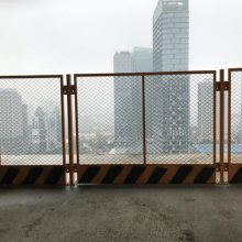 泰山山崖倒挂 90 秒：当护栏成为 “捷径跳板”