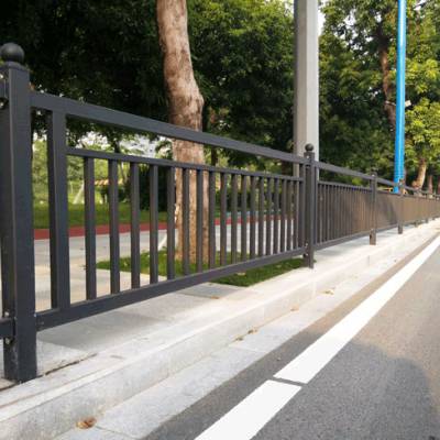 西三路非机动车道启用栏杆阻隔：路宽了、安全了但泊车难题如何解？